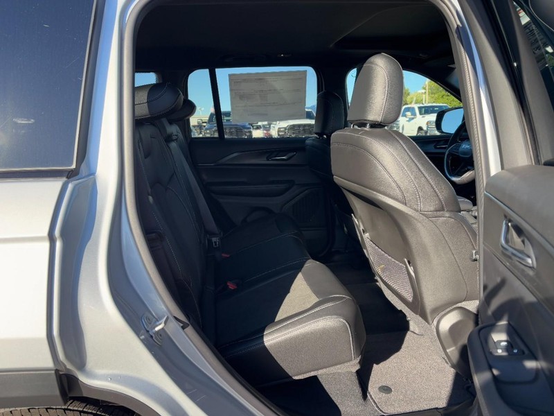 Jeep Grand Cherokee Vehicle Full-screen Gallery Image 05