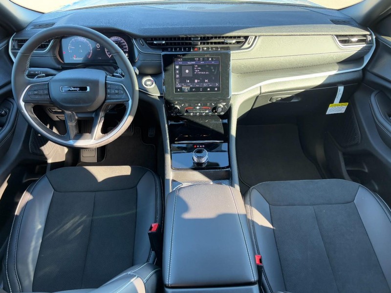 Jeep Grand Cherokee Vehicle Full-screen Gallery Image 06