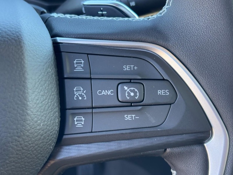 Jeep Grand Cherokee Vehicle Full-screen Gallery Image 12