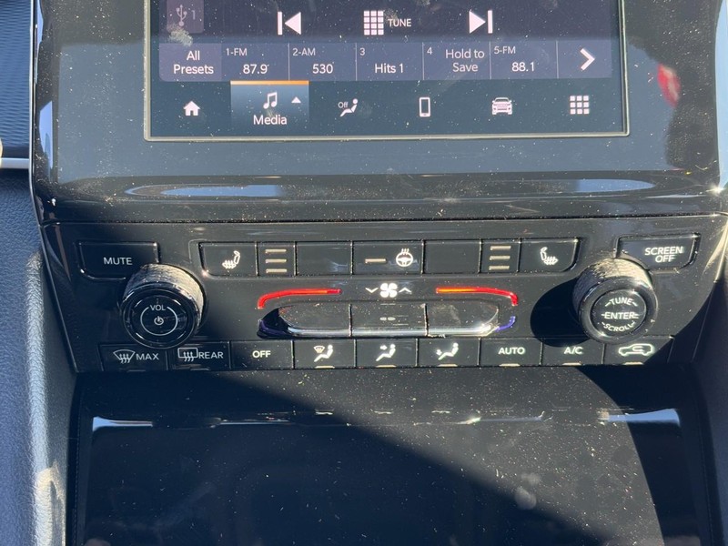 Jeep Grand Cherokee Vehicle Full-screen Gallery Image 16