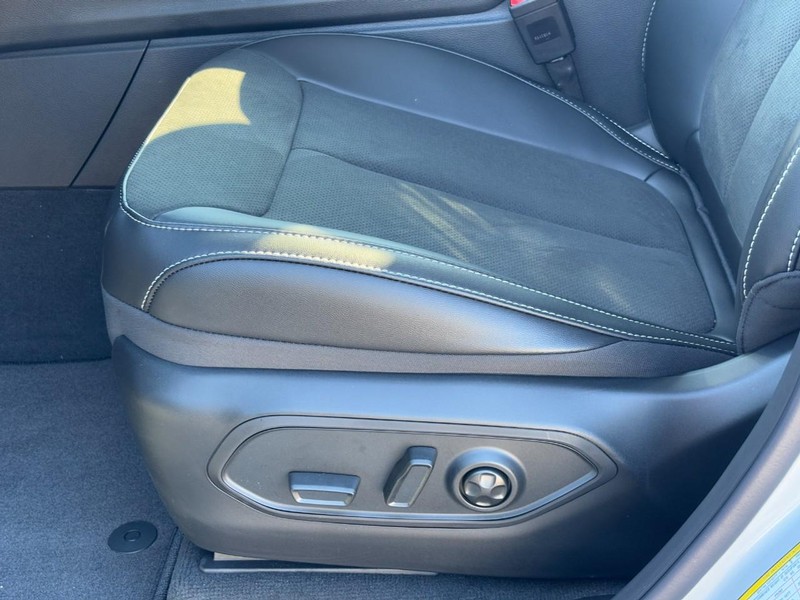 Jeep Grand Cherokee Vehicle Full-screen Gallery Image 18