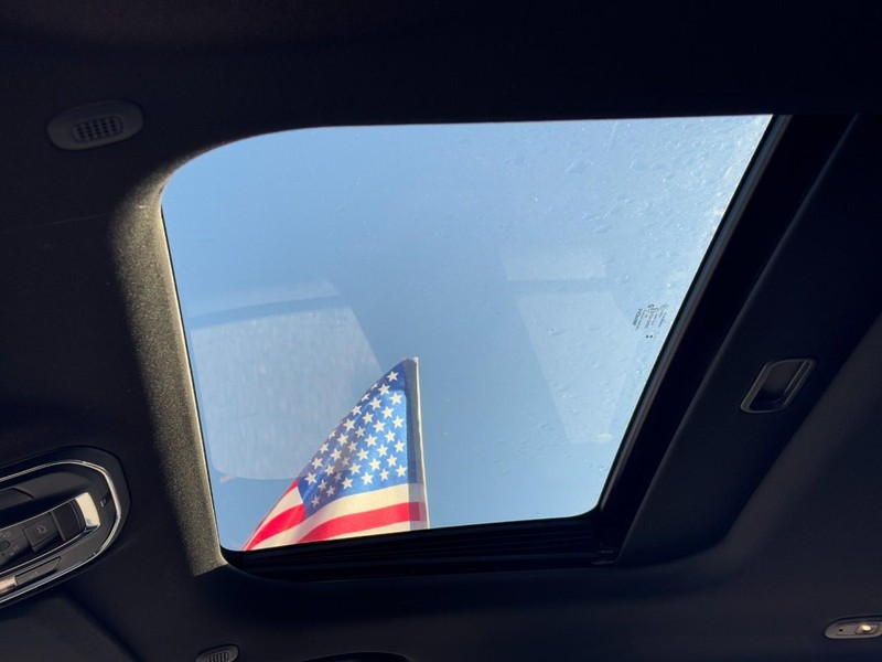 Jeep Grand Cherokee Vehicle Full-screen Gallery Image 19