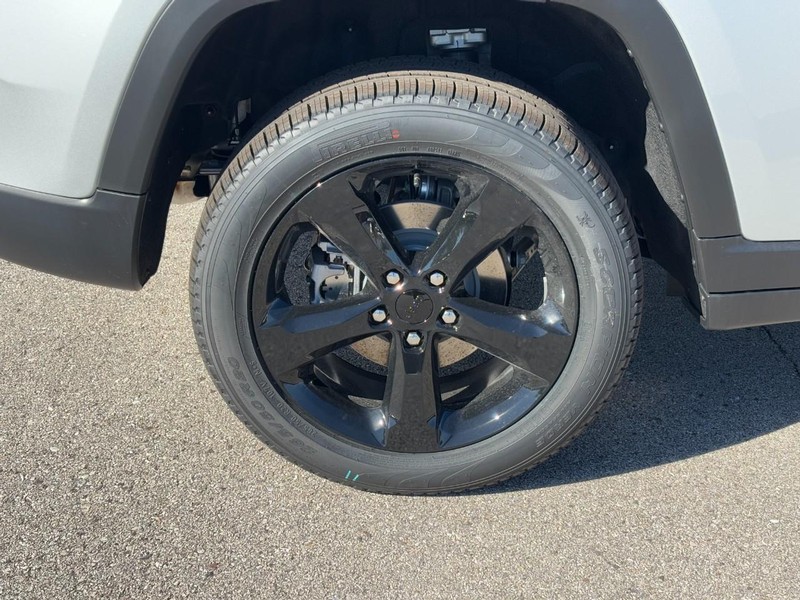 Jeep Grand Cherokee Vehicle Full-screen Gallery Image 04