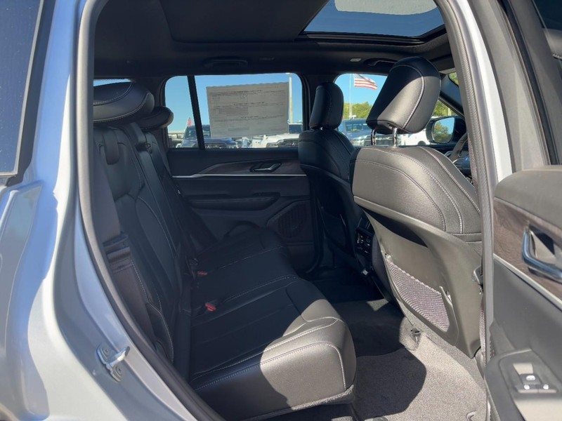 Jeep Grand Cherokee Vehicle Full-screen Gallery Image 05