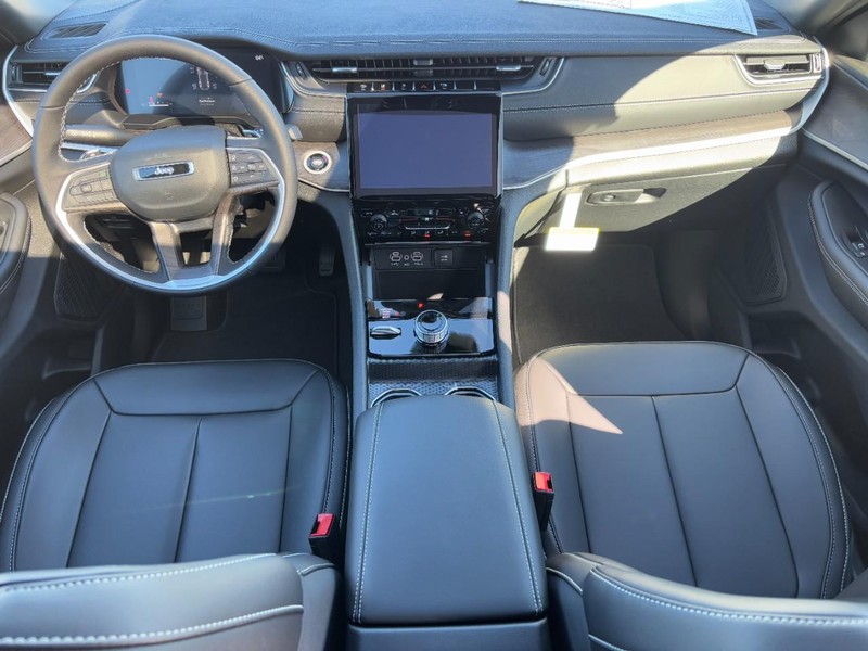 Jeep Grand Cherokee Vehicle Full-screen Gallery Image 06