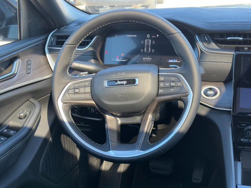 Jeep Grand Cherokee Vehicle Full-screen Gallery Image 07