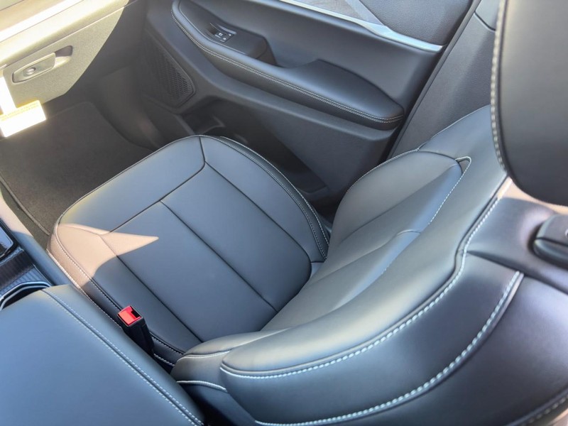 Jeep Grand Cherokee Vehicle Full-screen Gallery Image 10