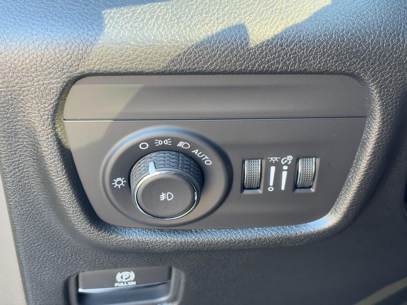 Jeep Grand Cherokee Vehicle Full-screen Gallery Image 11