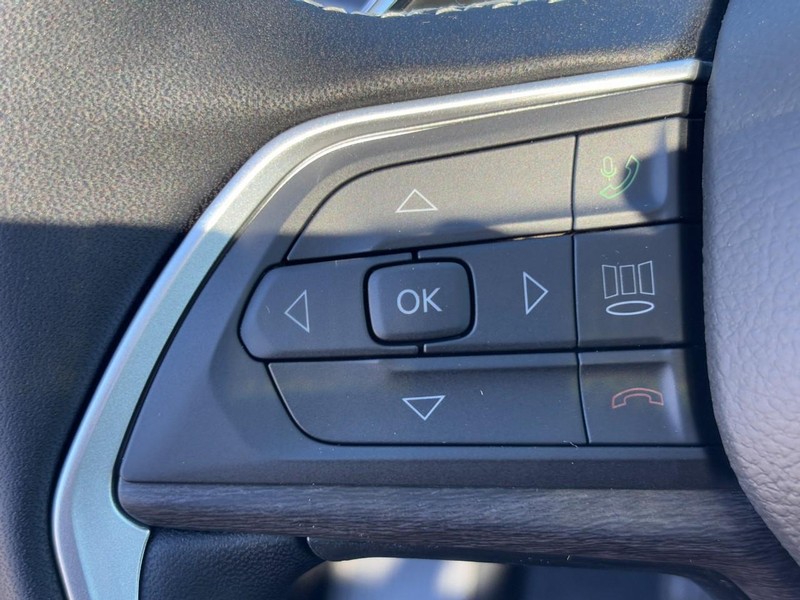 Jeep Grand Cherokee Vehicle Full-screen Gallery Image 12