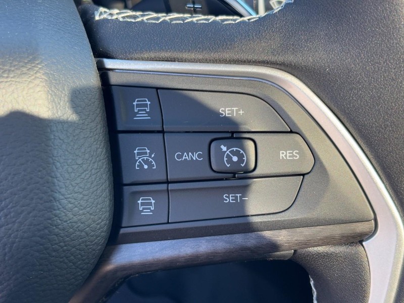 Jeep Grand Cherokee Vehicle Full-screen Gallery Image 13