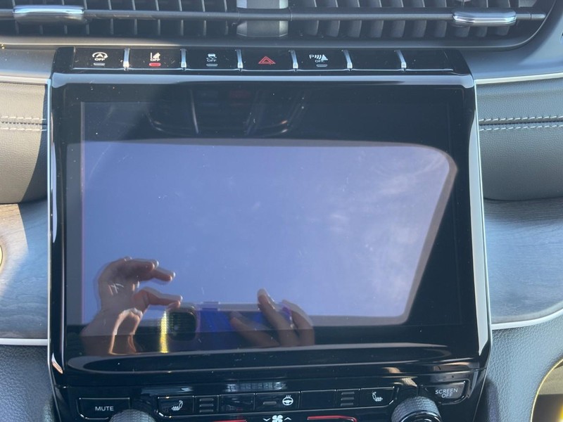 Jeep Grand Cherokee Vehicle Full-screen Gallery Image 15