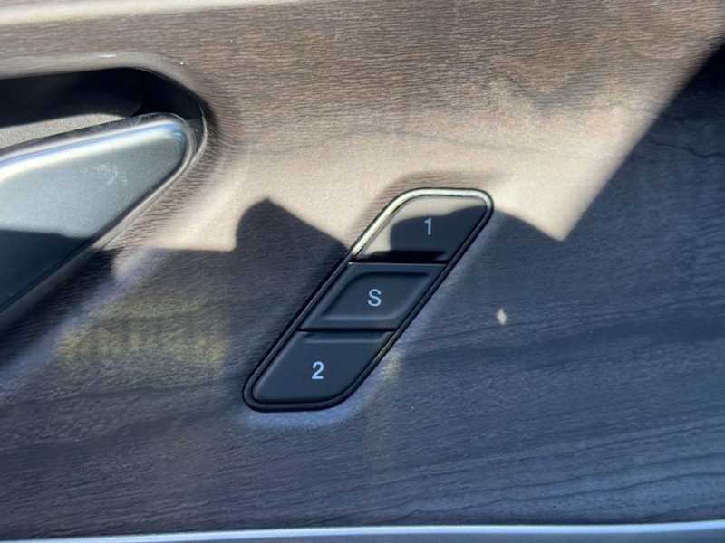 Jeep Grand Cherokee Vehicle Full-screen Gallery Image 18