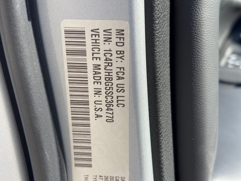 Jeep Grand Cherokee Vehicle Full-screen Gallery Image 21