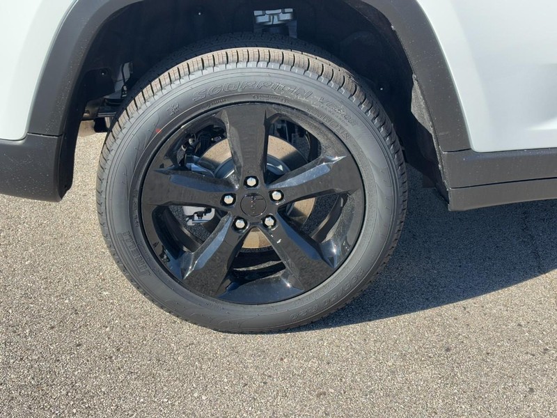 Jeep Grand Cherokee Vehicle Full-screen Gallery Image 04