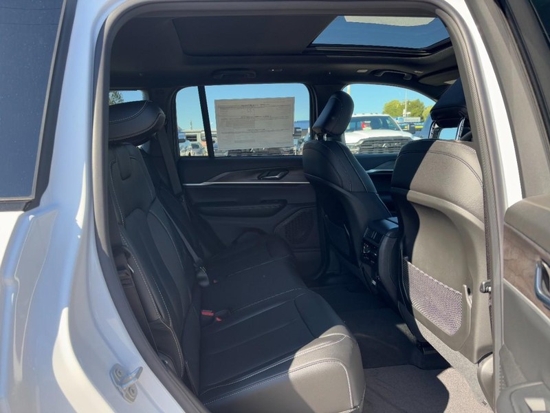 Jeep Grand Cherokee Vehicle Full-screen Gallery Image 05