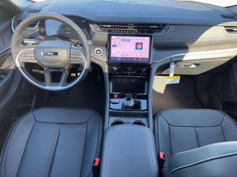 Jeep Grand Cherokee Vehicle Full-screen Gallery Image 06