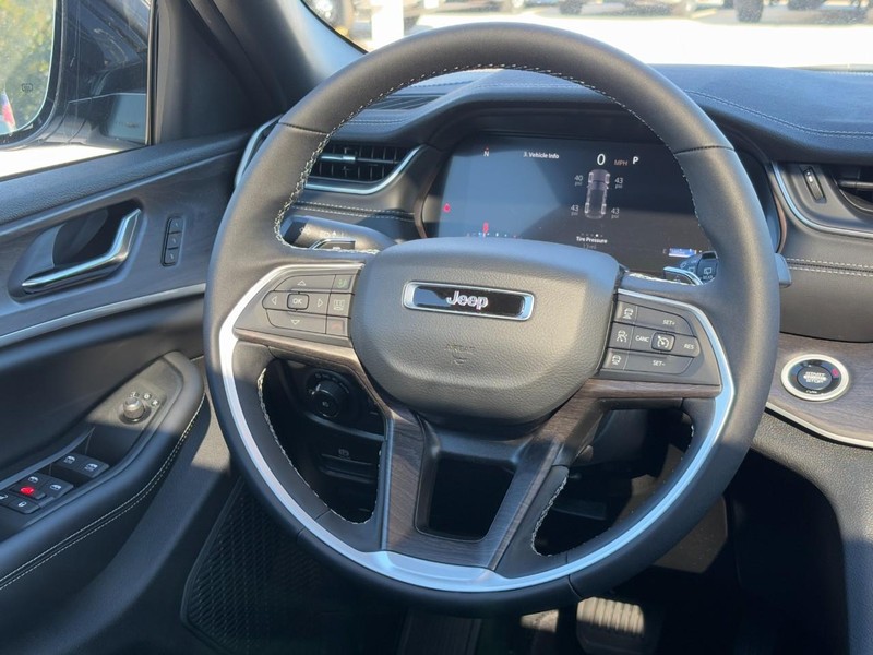 Jeep Grand Cherokee Vehicle Full-screen Gallery Image 07