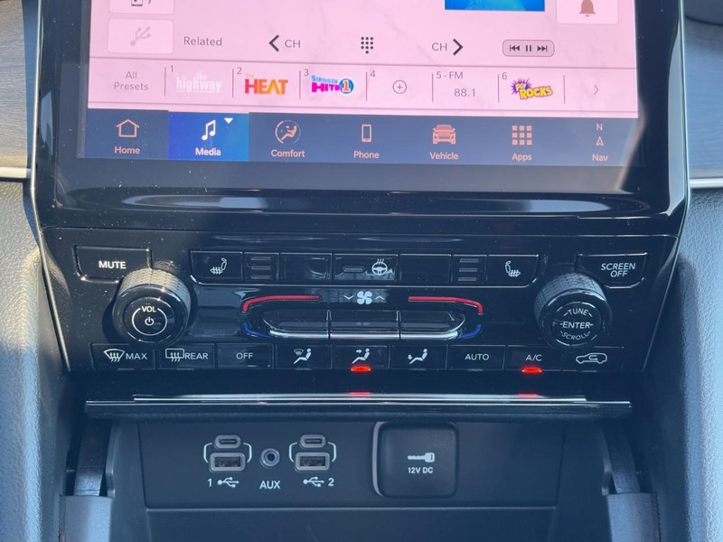 Jeep Grand Cherokee Vehicle Full-screen Gallery Image 09