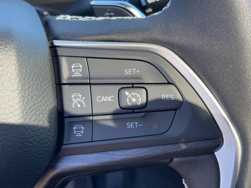 Jeep Grand Cherokee Vehicle Full-screen Gallery Image 13