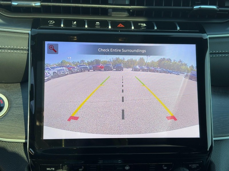 Jeep Grand Cherokee Vehicle Full-screen Gallery Image 16