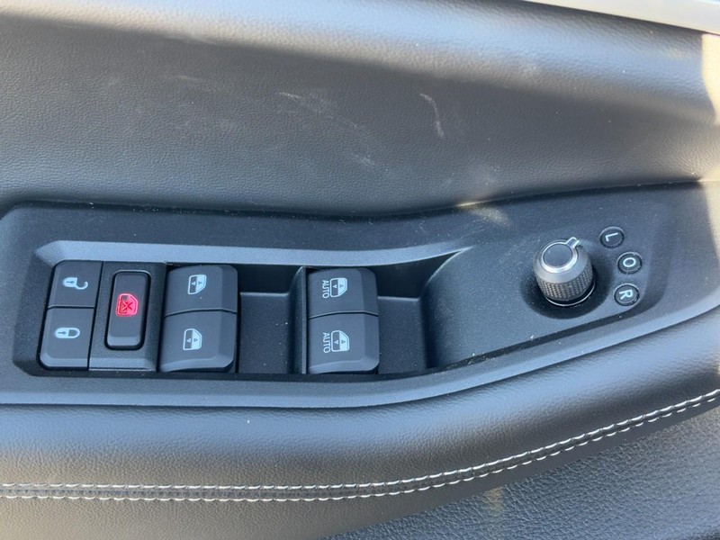 Jeep Grand Cherokee Vehicle Full-screen Gallery Image 19