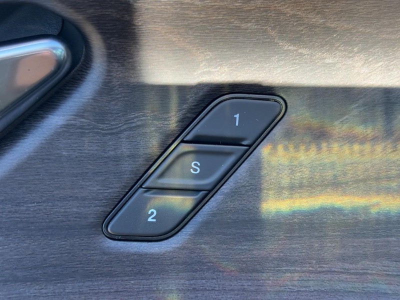 Jeep Grand Cherokee Vehicle Full-screen Gallery Image 20