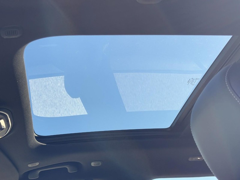 Jeep Grand Cherokee Vehicle Full-screen Gallery Image 22