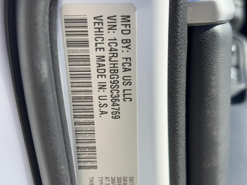 Jeep Grand Cherokee Vehicle Full-screen Gallery Image 23