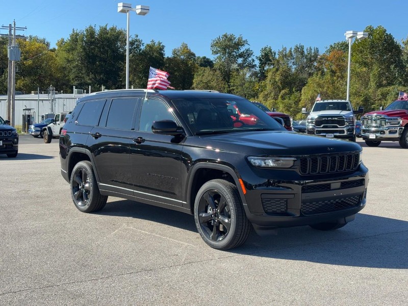 Jeep Grand Cherokee L Vehicle Full-screen Gallery Image 02