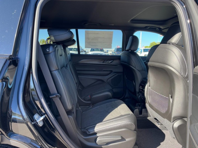 Jeep Grand Cherokee L Vehicle Full-screen Gallery Image 05