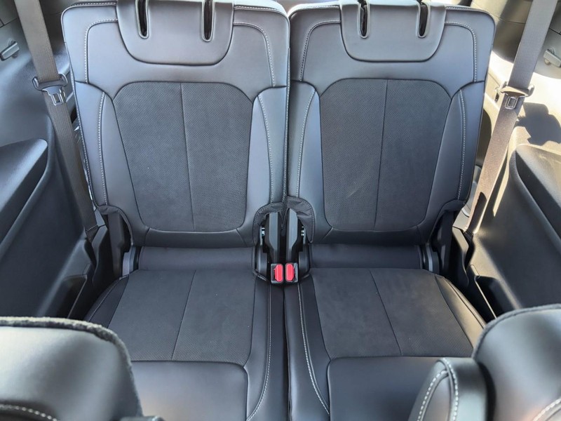 Jeep Grand Cherokee L Vehicle Full-screen Gallery Image 06