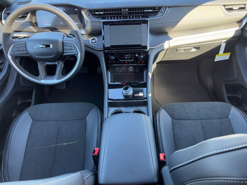 Jeep Grand Cherokee L Vehicle Full-screen Gallery Image 07