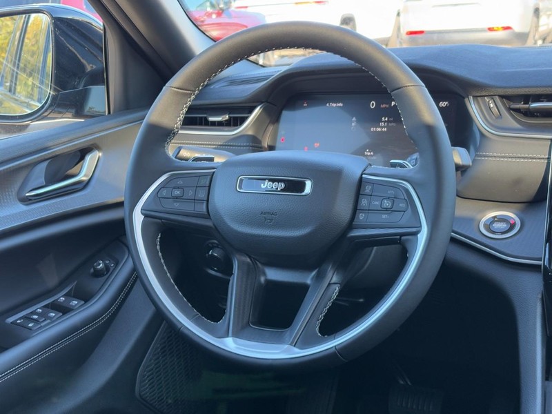 Jeep Grand Cherokee L Vehicle Full-screen Gallery Image 08