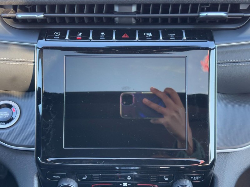 Jeep Grand Cherokee L Vehicle Full-screen Gallery Image 09