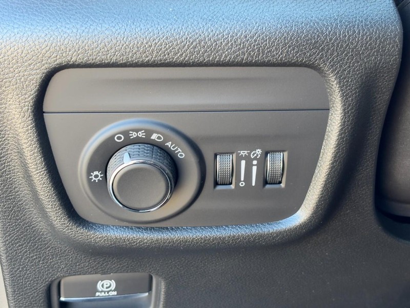 Jeep Grand Cherokee L Vehicle Full-screen Gallery Image 12