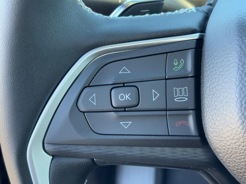 Jeep Grand Cherokee L Vehicle Full-screen Gallery Image 13