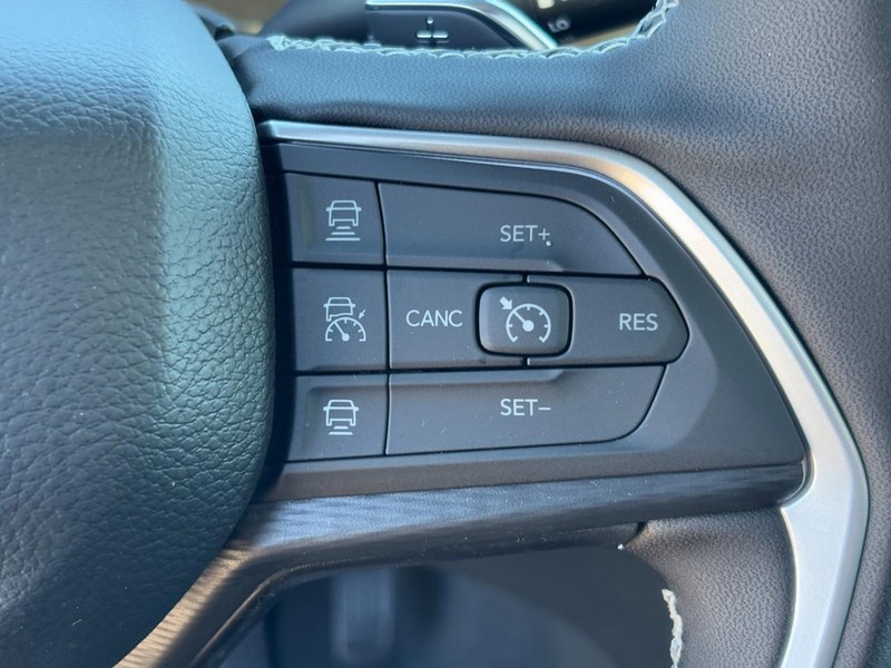 Jeep Grand Cherokee L Vehicle Full-screen Gallery Image 14