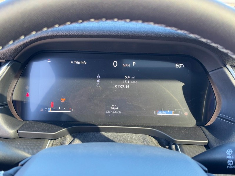 Jeep Grand Cherokee L Vehicle Full-screen Gallery Image 15