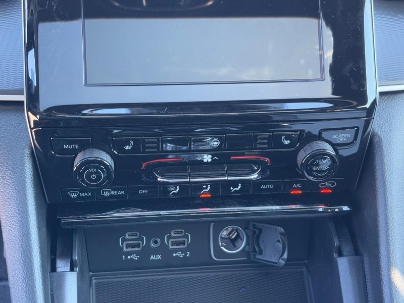 Jeep Grand Cherokee L Vehicle Full-screen Gallery Image 17