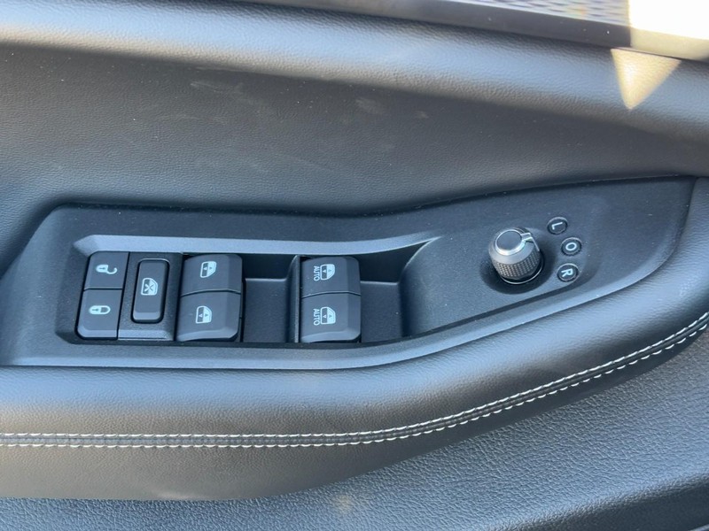 Jeep Grand Cherokee L Vehicle Full-screen Gallery Image 18