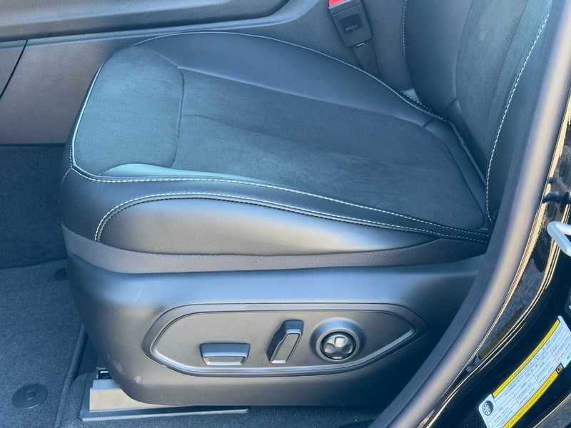 Jeep Grand Cherokee L Vehicle Full-screen Gallery Image 19