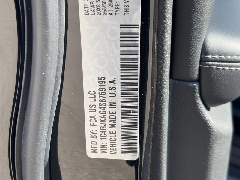 Jeep Grand Cherokee L Vehicle Full-screen Gallery Image 21