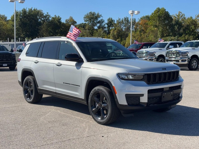 Jeep Grand Cherokee L Vehicle Full-screen Gallery Image 02