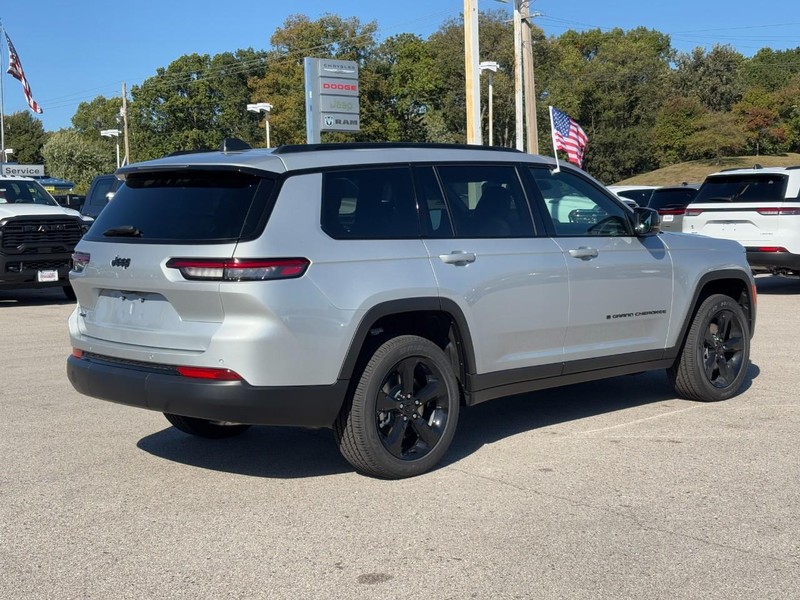 Jeep Grand Cherokee L Vehicle Full-screen Gallery Image 03