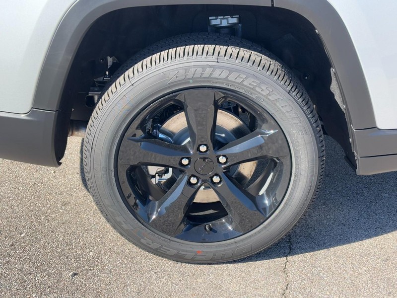 Jeep Grand Cherokee L Vehicle Full-screen Gallery Image 04