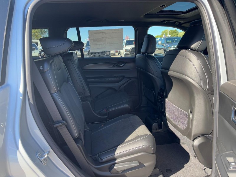 Jeep Grand Cherokee L Vehicle Full-screen Gallery Image 05