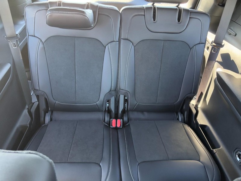 Jeep Grand Cherokee L Vehicle Full-screen Gallery Image 06