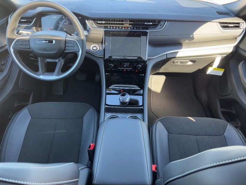 Jeep Grand Cherokee L Vehicle Full-screen Gallery Image 07