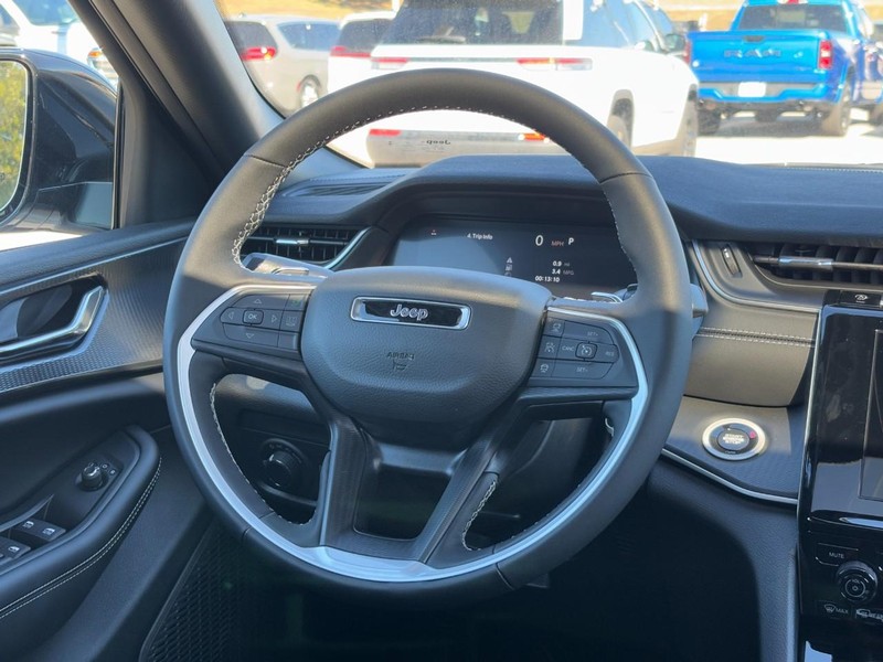 Jeep Grand Cherokee L Vehicle Full-screen Gallery Image 08