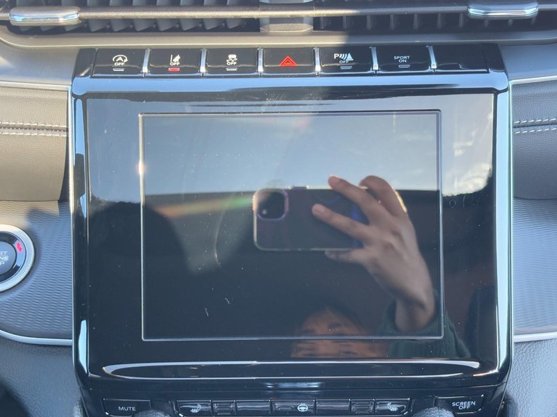 Jeep Grand Cherokee L Vehicle Full-screen Gallery Image 09